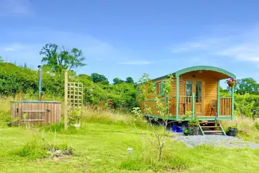 Swallows shepherd's hut and hot tub