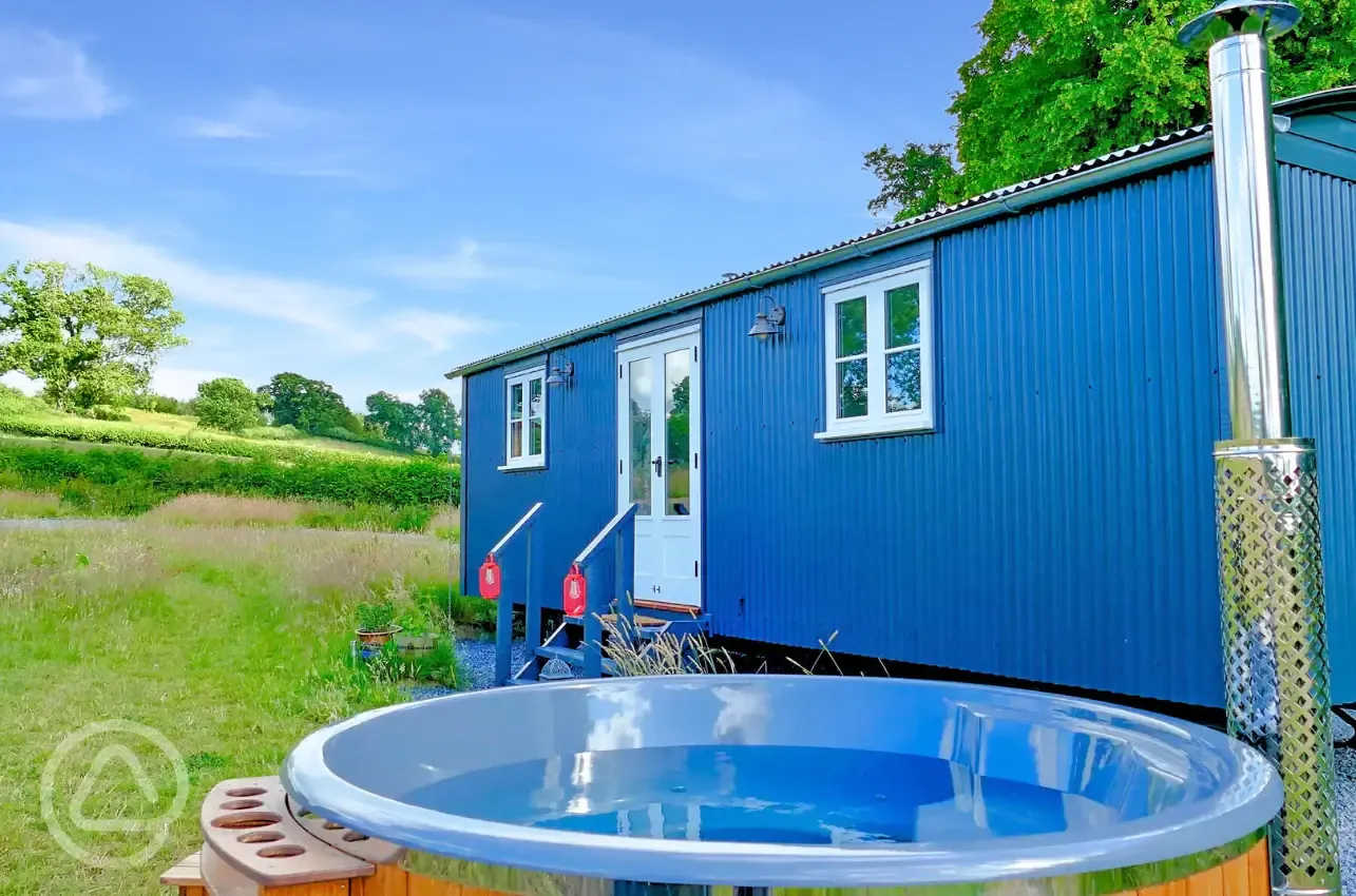 Red Kite shepherd's hut and hot tub