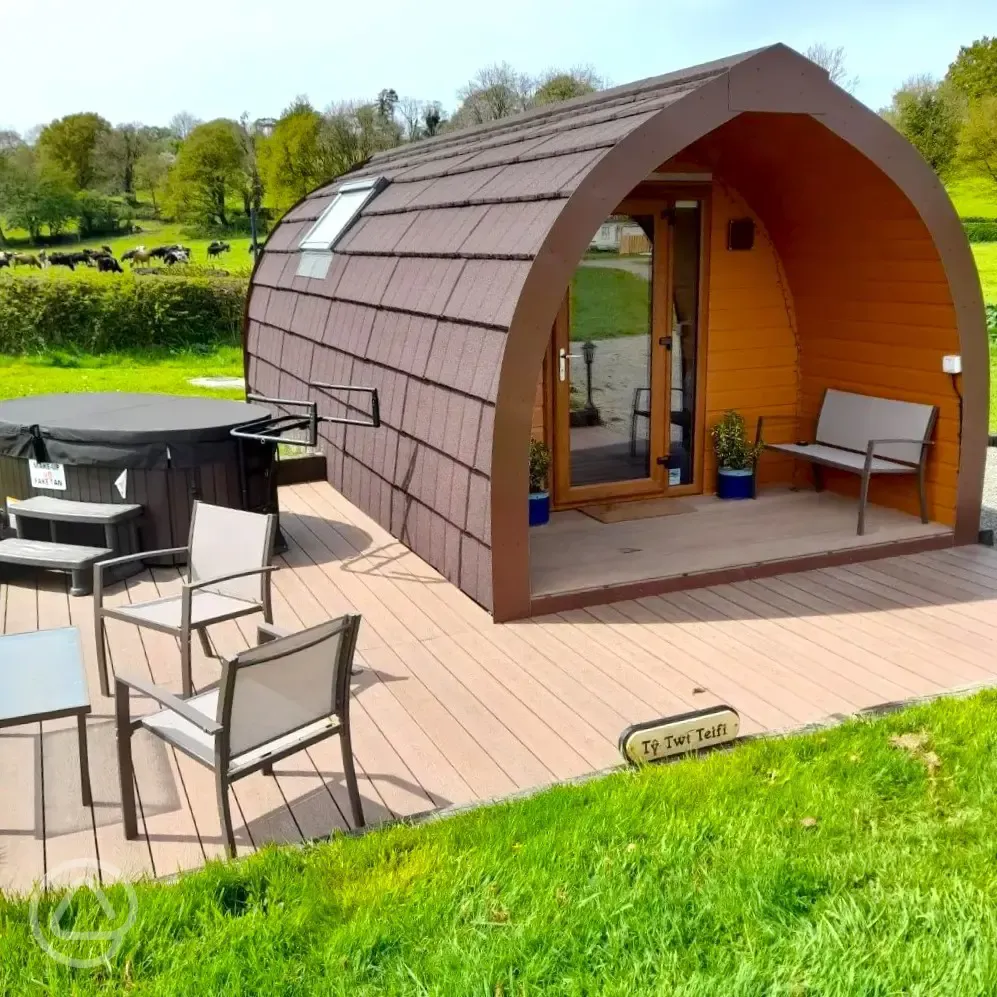 Ensuite glamping pod with hot tub