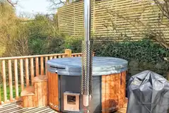 Teilo glamping pod wood-fired hot tub