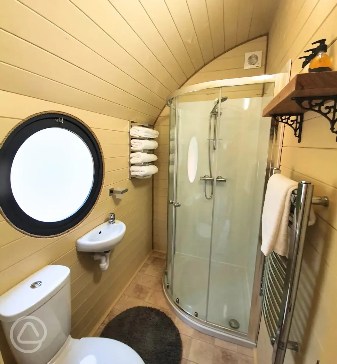 Towy glamping pod ensuite