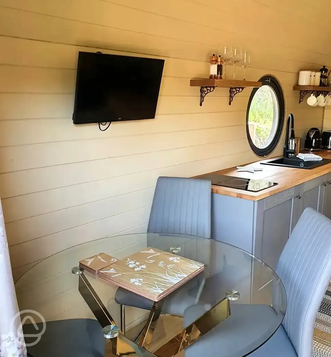 Teilo glamping pod dining area and TV