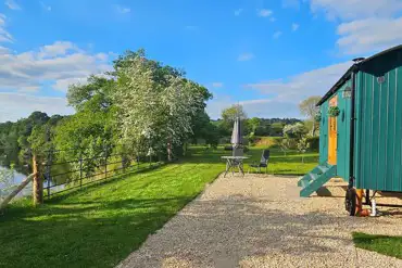 Shepherd's hut with views of the River Wye