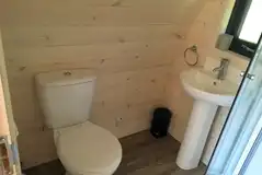 Ensuite glamping pod toilet and sink