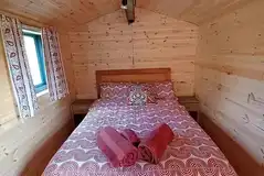 Crabtree shepherd's hut double bed (towels and bedding provided) Crabtree shepherd's hut double bed (towels and bedding provided)