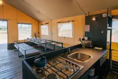 XL safari lodge kitchen with a gas hob, sink, and cookware XL safari lodge kitchen with a gas hob, sink, and cookware