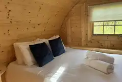 Camping pod with a king size bed (bedding and towels provided) Camping pod with a king size bed (bedding and towels provided)