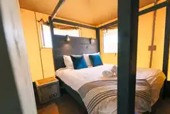 Safari lodge with a four-poster bedroom