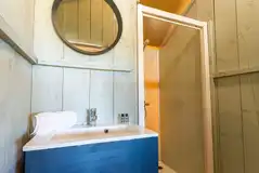 XL safari lodge ensuite with a toilet, hand basin and shower