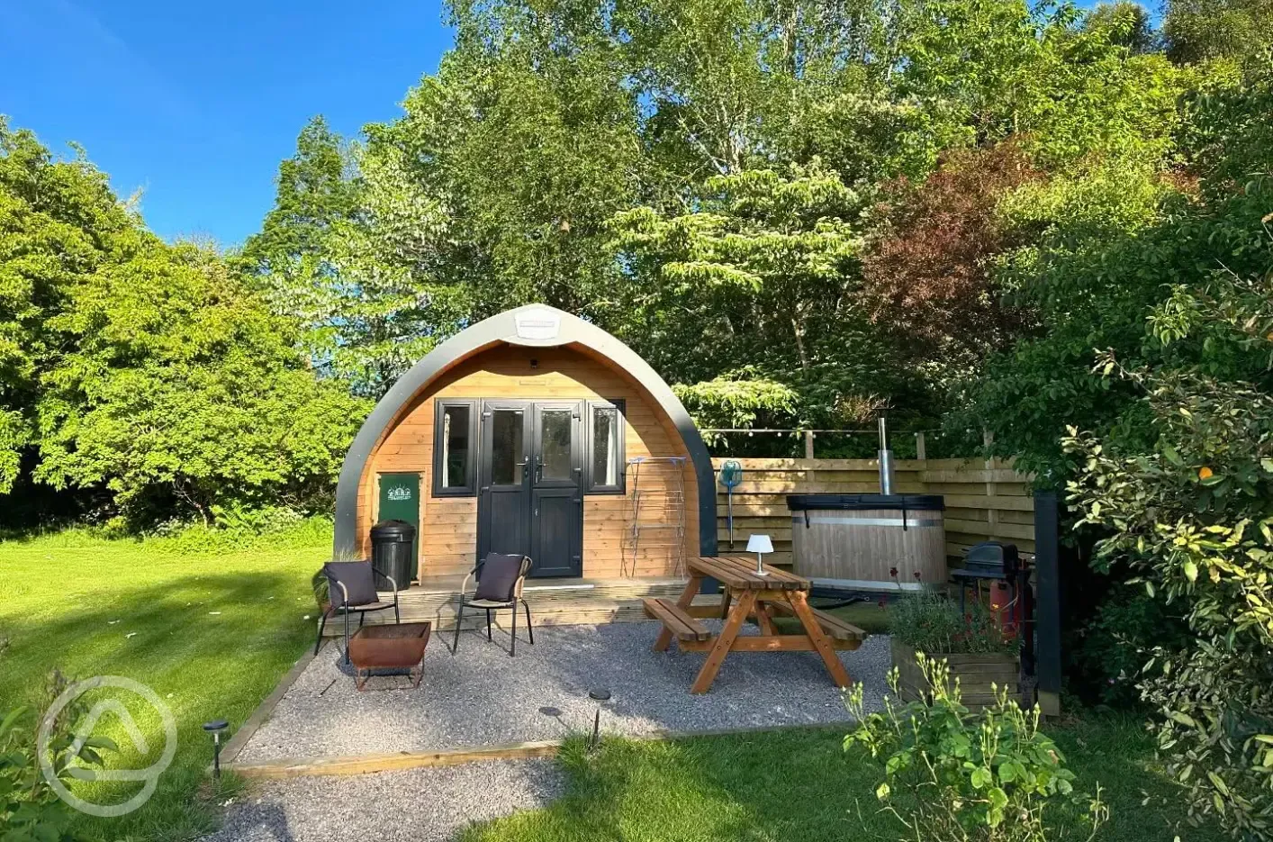 Jenny Wren glamping pod with oval hot tub, fire pit and outdoor seating