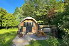 Jenny Wren glamping pod with oval hot tub, fire pit and outdoor seating Jenny Wren glamping pod with oval hot tub, fire pit and outdoor seating
