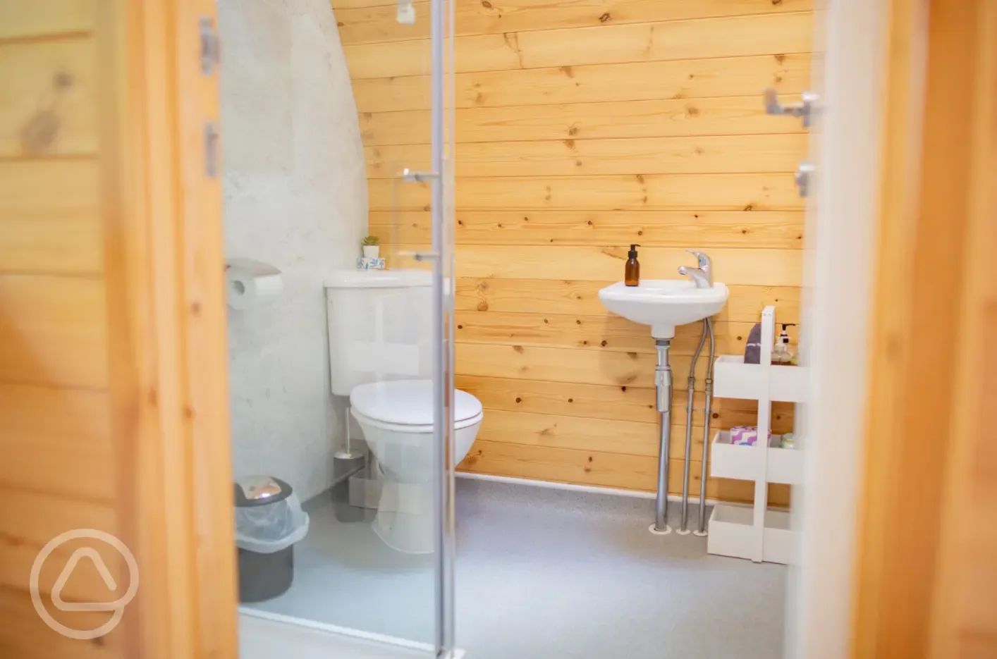 Jenny Wren glamping pod ensuite bathroom