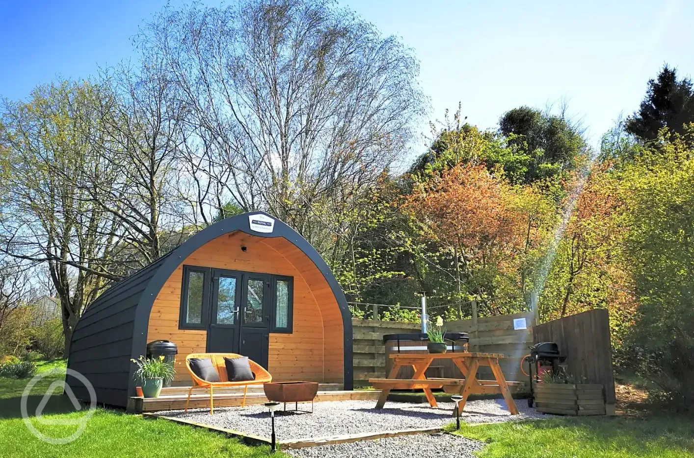 Jenny Wren glamping pod with hot tub, fire pit and outdoor seating