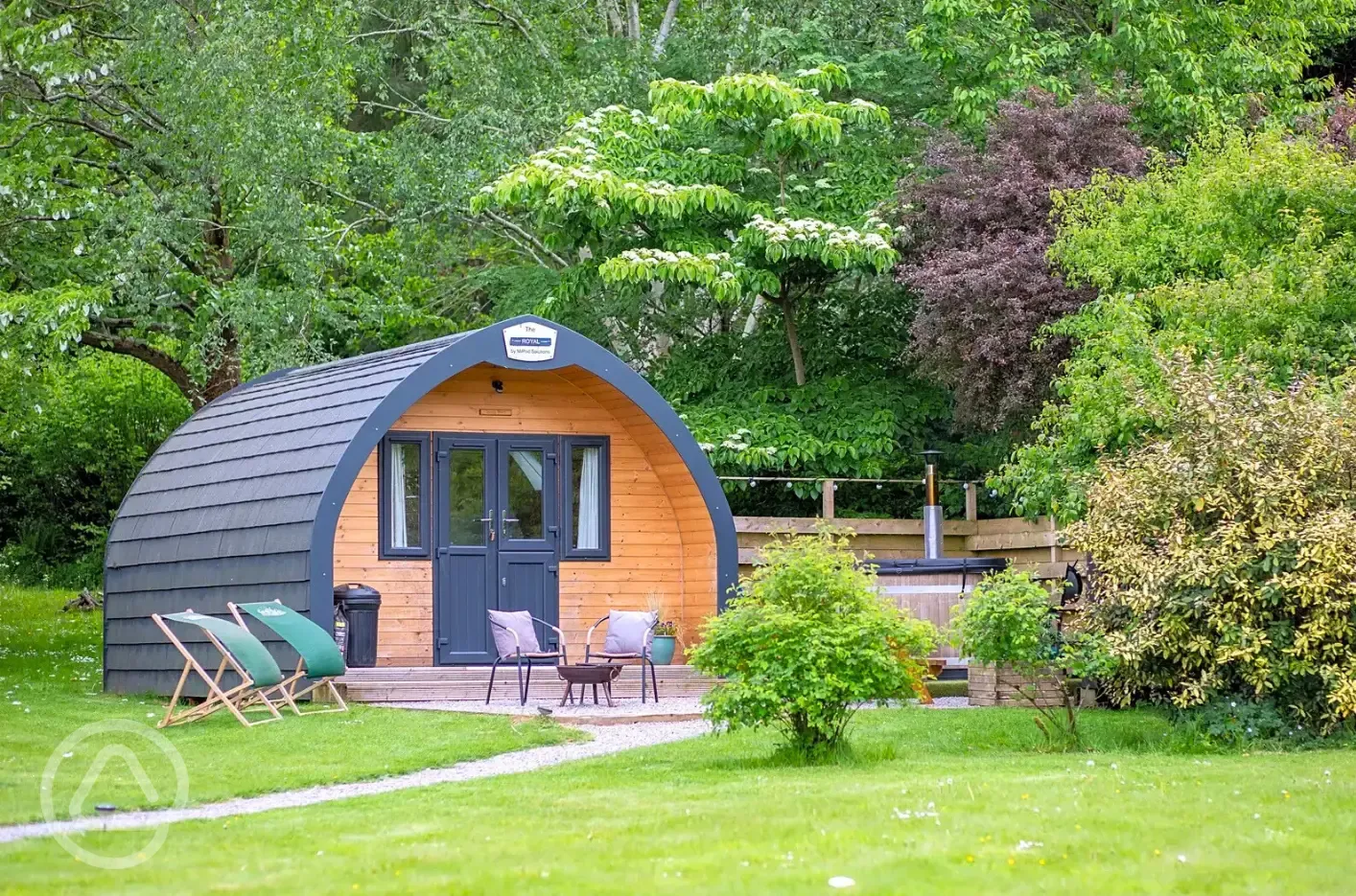 Jenny Wren glamping pod with oval hot tub, fire pit and outdoor seating