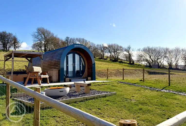 Four Paws Glamping with an enclosed garden, fire pit and hot tub