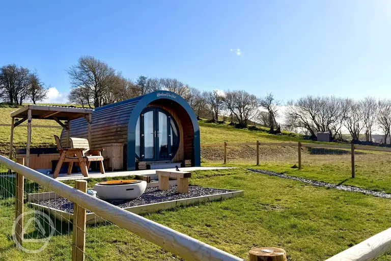 Four Paws Glamping with an enclosed garden, fire pit and hot tub