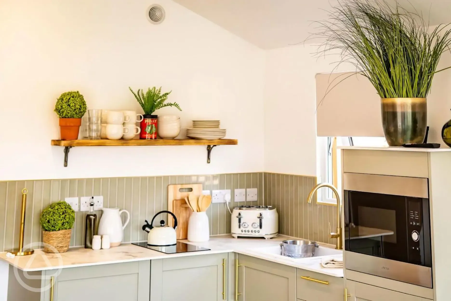 Fully kitted out kitchenette in the cabin Fully kitted out kitchenette in the cabin