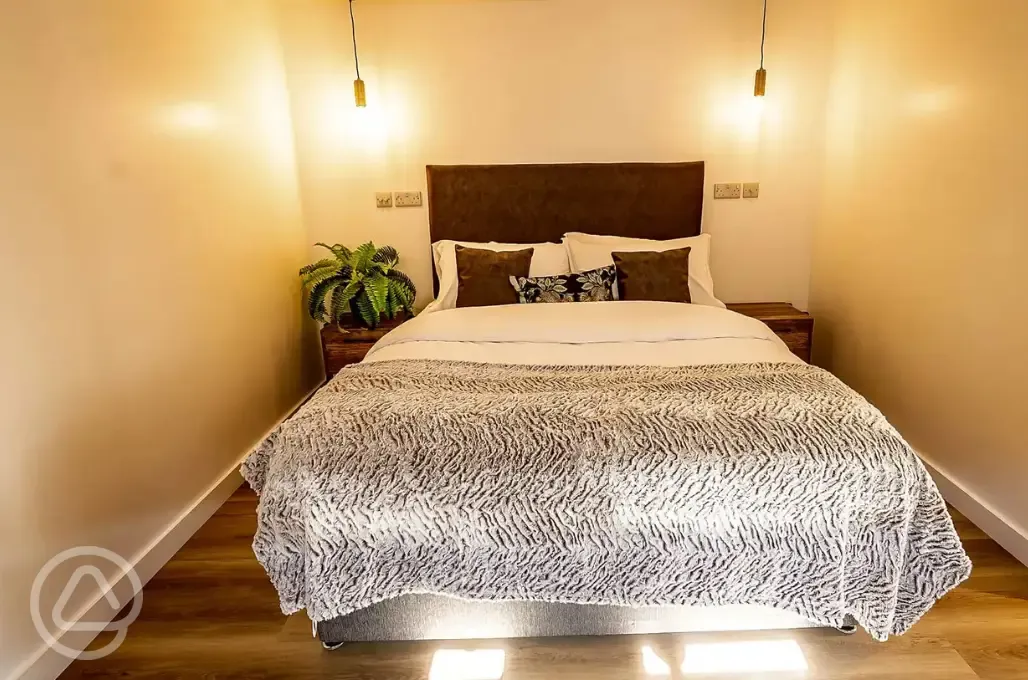 Kingsize bedroom with bed side tables (bedding included) Kingsize bedroom with bed side tables (bedding included)