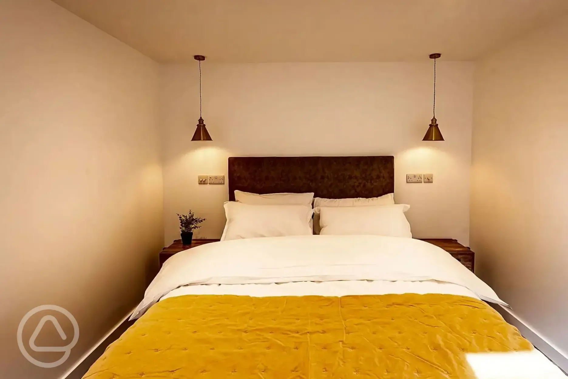 Kingsize bedroom with bed side tables (bedding included) Kingsize bedroom with bed side tables (bedding included)