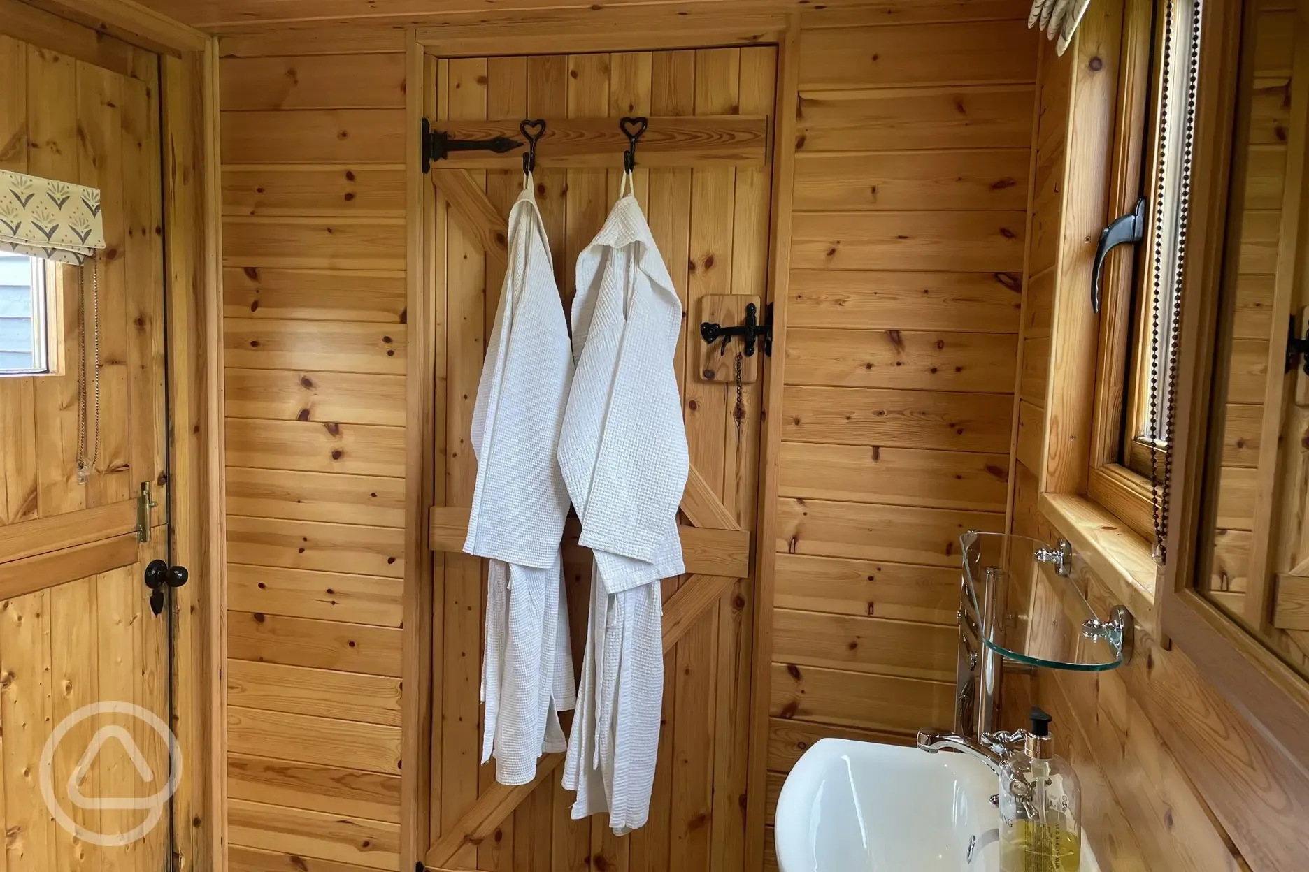 Embden glamping pod ensuite