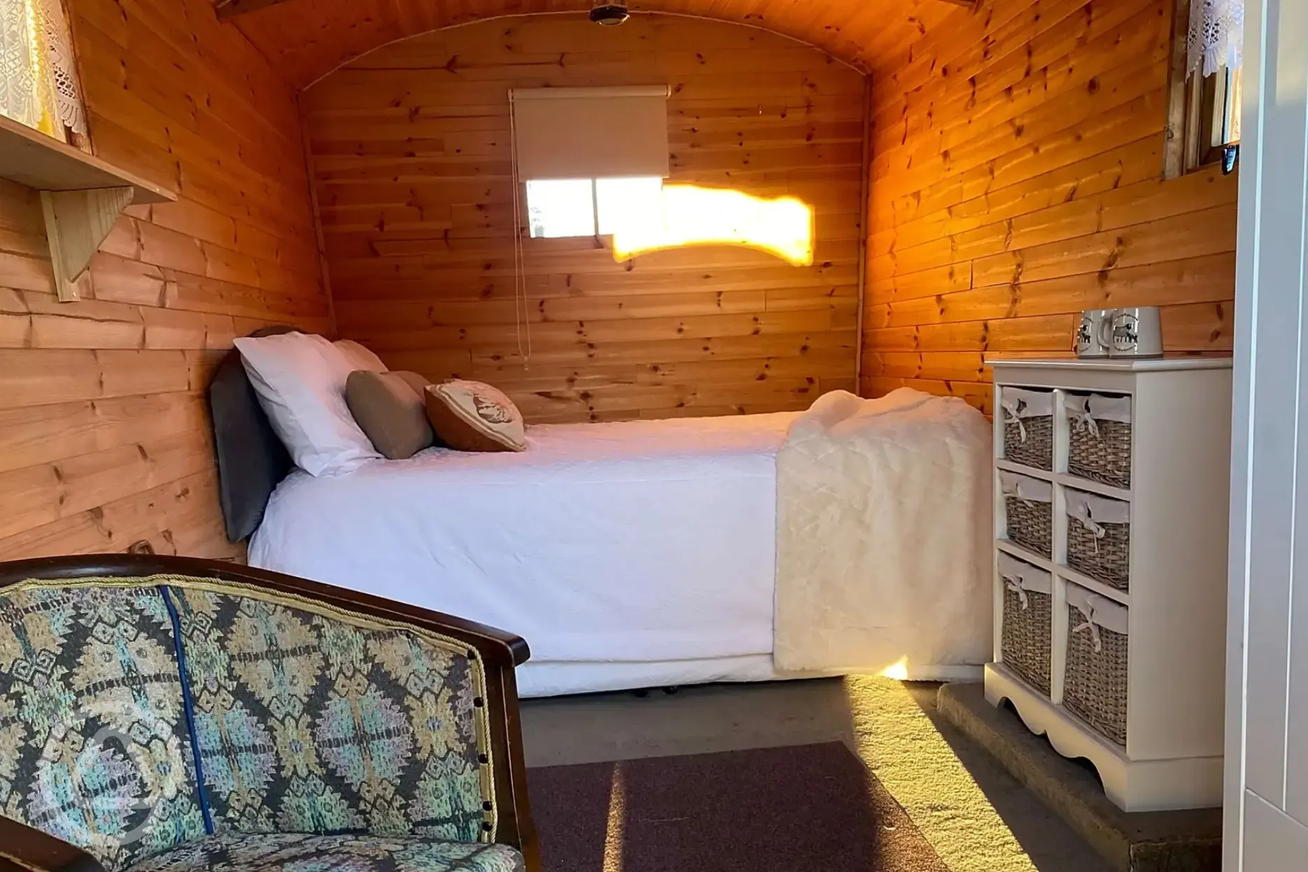 Shepherd's hut with double bed and soft furnishings (bedding included)