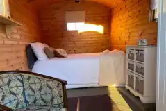 Shepherd's hut with double bed and soft furnishings (bedding included) Shepherd's hut with double bed and soft furnishings (bedding included)