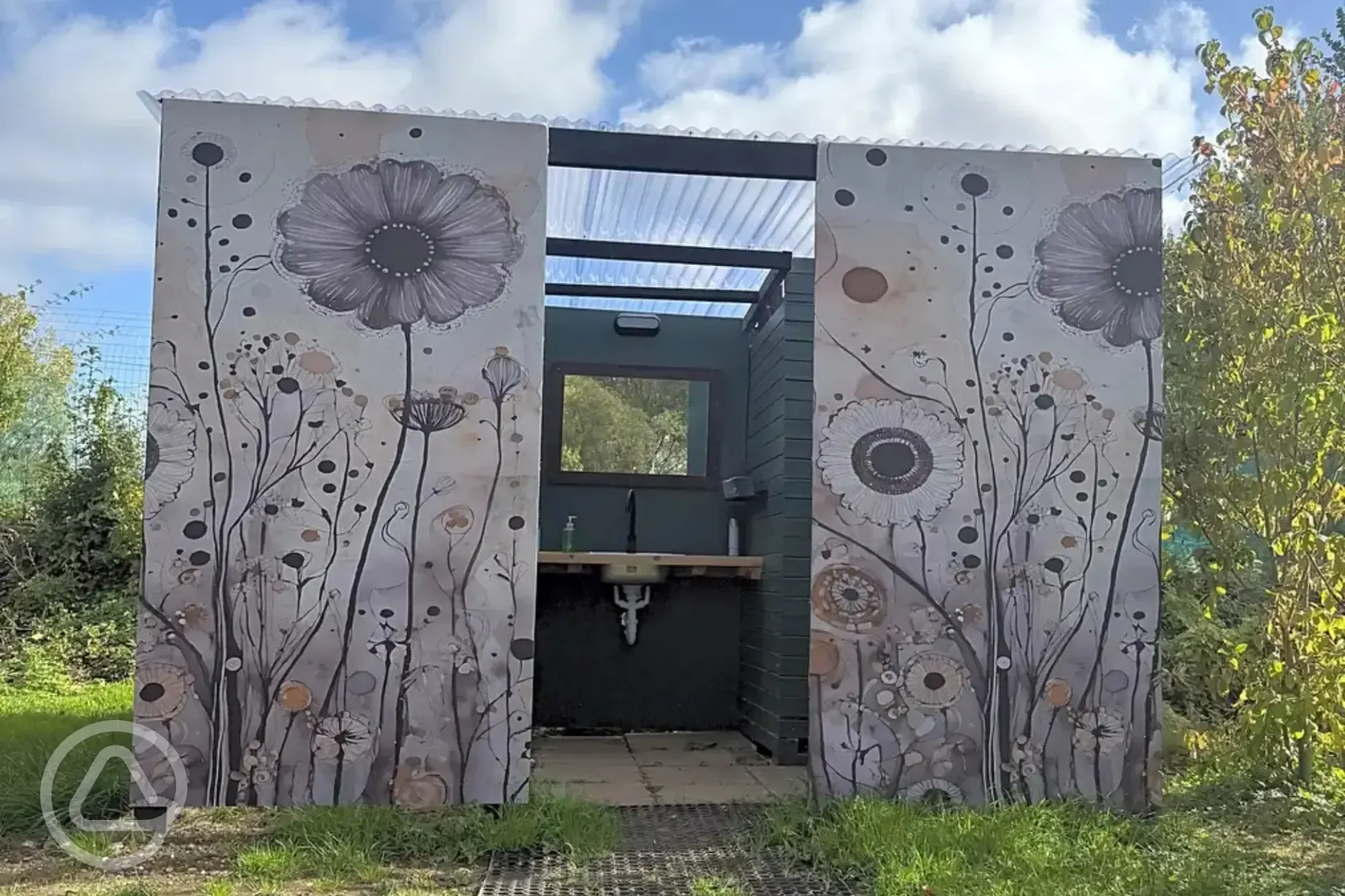 Facility block with washing up area