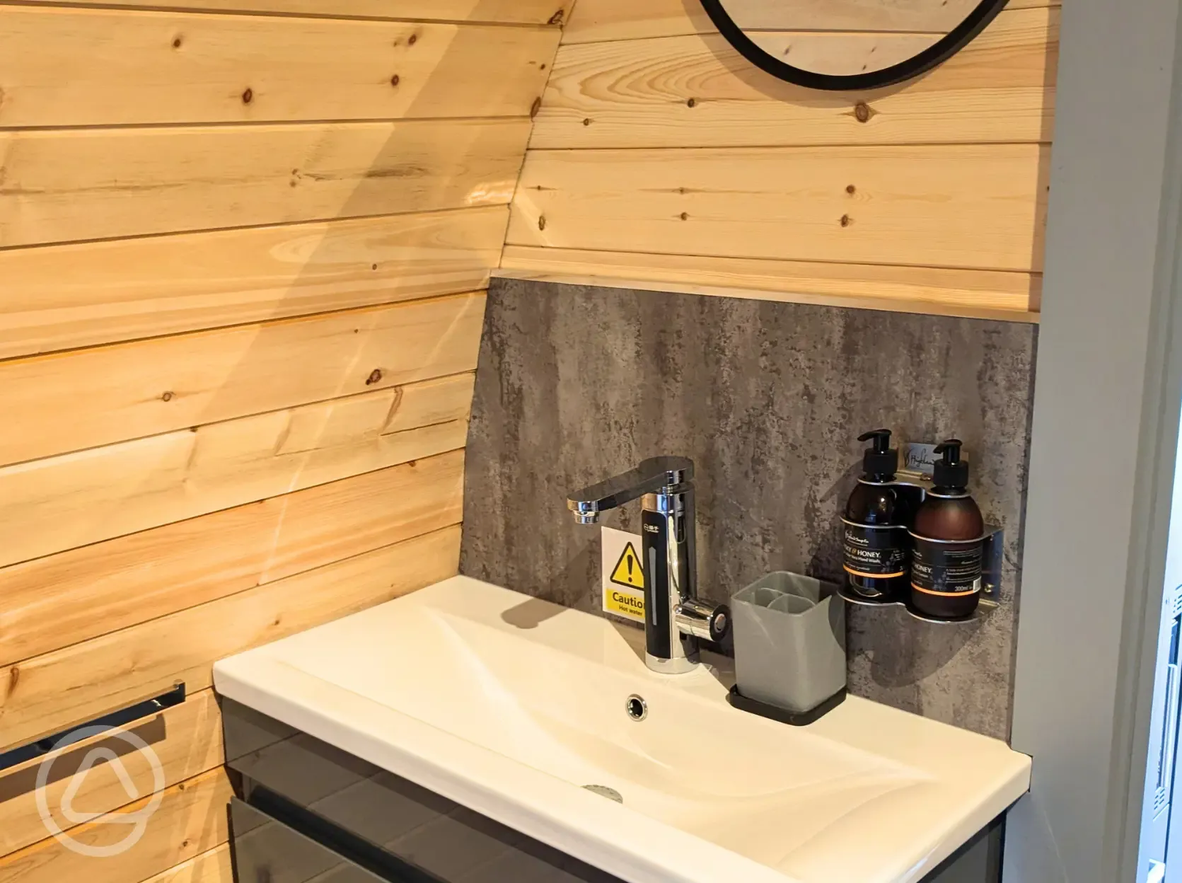 Robins Nest glamping pod ensuite bathroom