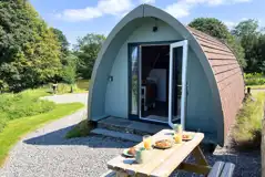 Ensuite glamping pod with a private picnic bench