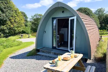Ensuite glamping pod with a private picnic bench