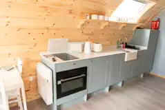 Kitchen with a hob, sink, toaster, kettle, fridge/freezer, oven and dishwasher