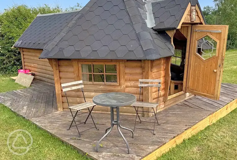Glamping cabin with an outdoor picnic bench at Barley Fields Holidays
