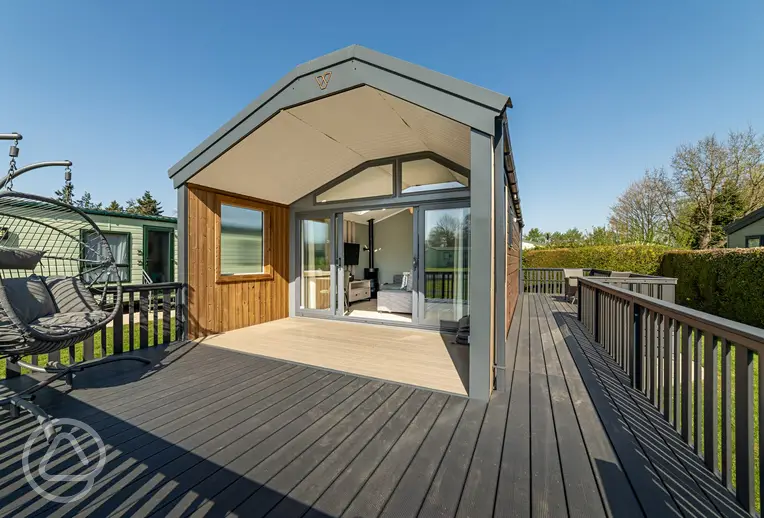 Snug ensuite glamping cabin with a deck and double egg chair