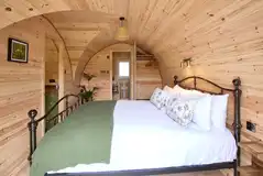 Coppice king sized bedroom with bedding