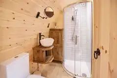 Meadow Spa ensuite bathroom with towels