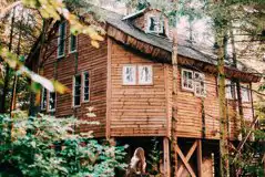 Sunrise Treehouse at West Lexham