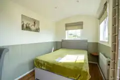 The hut with hot tub bed