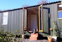 Cwt ar y Bryn (Hut on the Hill) at Wild Wellingtons Glamping