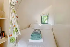 The Rushy Lot king size bed with privacy curtain The Rushy Lot king size bed with privacy curtain