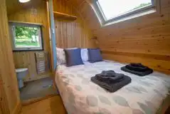 Ensuite glamping pod double bed (bedding and towels provided) Ensuite glamping pod double bed (bedding and towels provided)