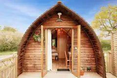 En-suite Deluxe Wigwam Pod (Pet Friendly) at Wigwam Holidays Maglia Rosso