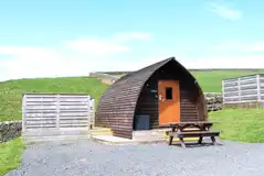 Glamping pod with a fenced-off hot tub Glamping pod with a fenced-off hot tub
