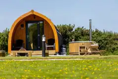 Cedar Pod with Hot Tub at The Beeches Glamping