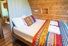 Chimpanzee large ensuite glamping pod double bed (pet friendly)