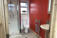 Cabin modern ensuite bathroom