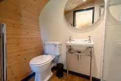 Robin's Nest glamping cabin bathroom