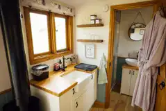 Maiden shepherds hut kitchen area (pet free)