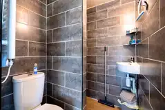 Garden View ensuite bathroom
