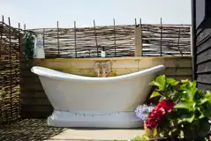 Bracken shepherds hut outdoor bath