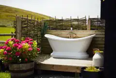 King shepherds hut outdoor bath